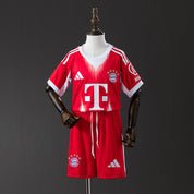 Bayern Monaco Casa 25/26 - Bambino (pantaloncini inclusi)