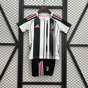 Juventus Casa 25/26 - Bambino (pantaloncini inclusi)