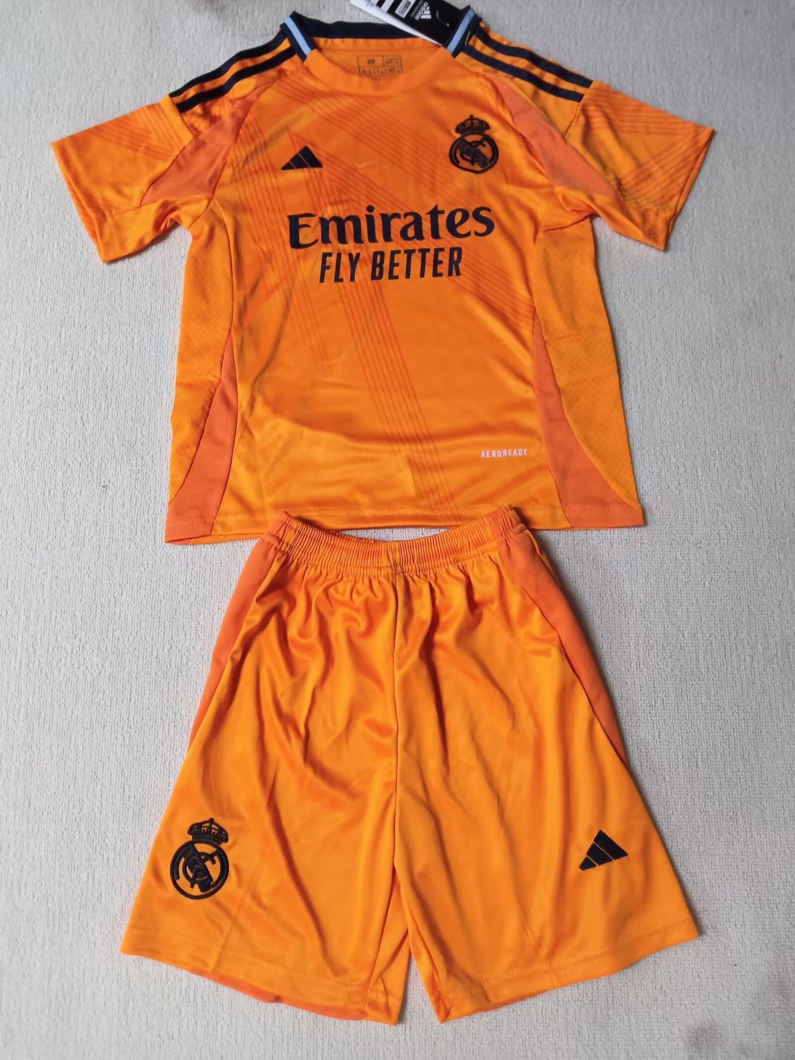 Real Madrid Extérieur 24/25 - Enfant (short inclus)