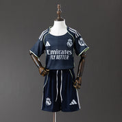 Real Madrid Extérieur 25/26 - Enfant (short inclus)