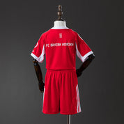 Bayern Monaco Casa 25/26 - Bambino (pantaloncini inclusi)