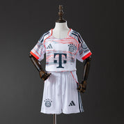 Bayern Monaco Trasferta 25/26 - Bambino (pantaloncini inclusi)
