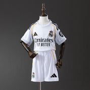 Real Madrid Domicile 25/26 - Enfant (short inclus)