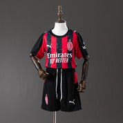 Milan Casa 25/26 - Bambino (pantaloncini inclusi)