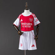 Arsenal Casa 25/26 - Bambino (pantaloncini inclusi)